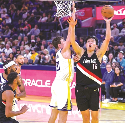 线远投均有, 在对阵勇士